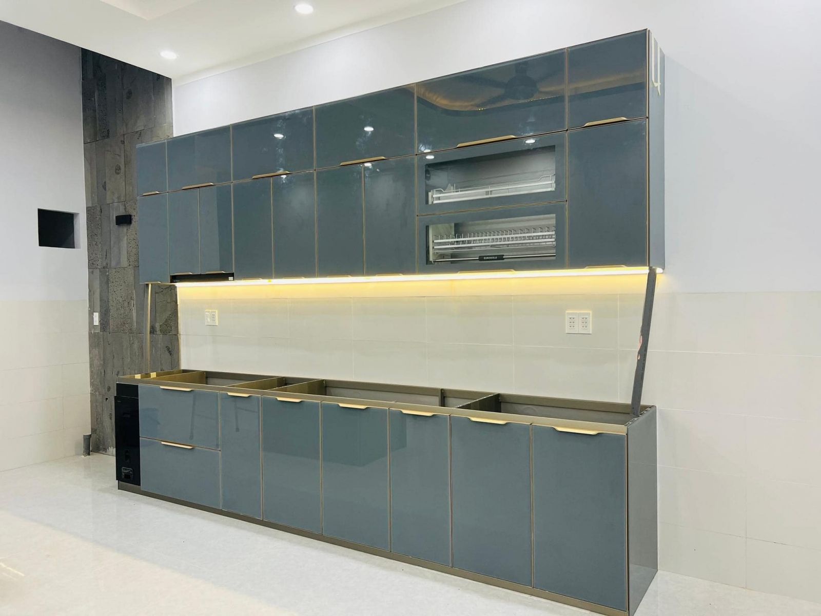 bep inox canh kinh dep 